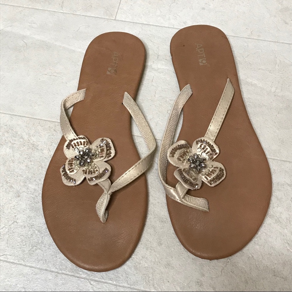 Apt 9 Sandals Sz 9 / 10 Gold Flower Flip Flops